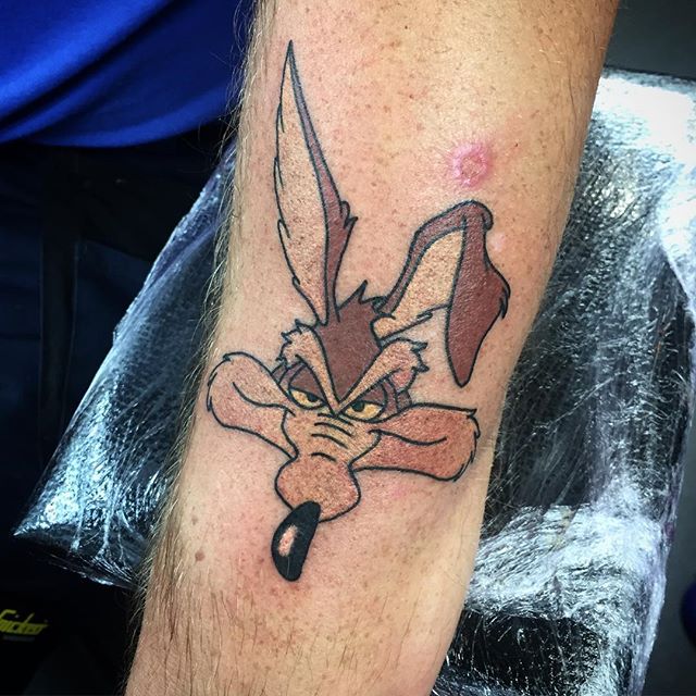 Wil E. Coyote to end the day. 
@studioxiiigallery .
.
.
studioxiii tattoosuppliesuk wilecoyote looneytunes tradworkerssubmission tradworkers colourtattoo solidink blackclawneedle vladbladirons lithuanianirons @lithuanian_irons @vladbladirons