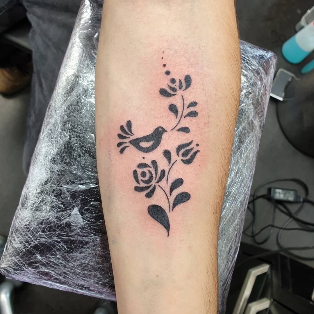 It's finished! Super happy, thank you Adam! #kurbits #kurbitstattoo #folkart  #folkarttattoo #colortattoo #tattrx #amandach… | Arm tattoo, Tattoos,  Embroidery tattoo