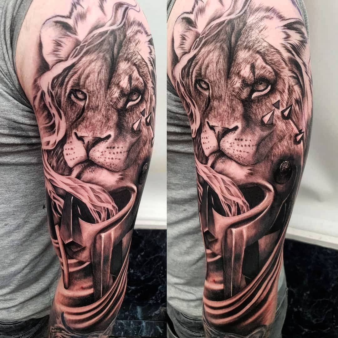 BIG session today for Nathan. 90% done with this lion/gladiator piece. More  detail and upper background to come. Thanks again buddy! ? . . . . ⋆  Studio XIII Gallery