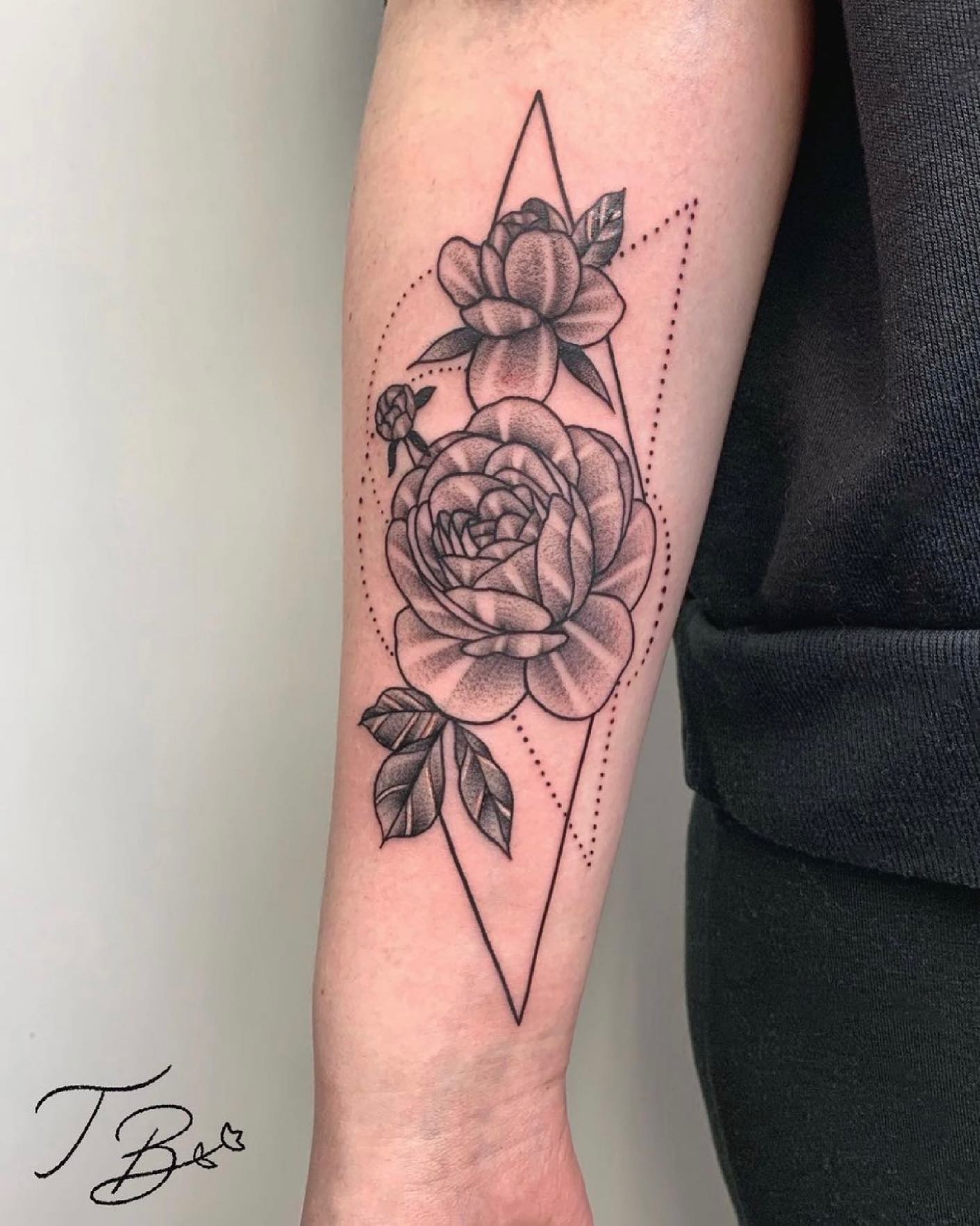 Beautiful floral piece by our resident thaisblanc 🌸 Fill out our tattoo ...