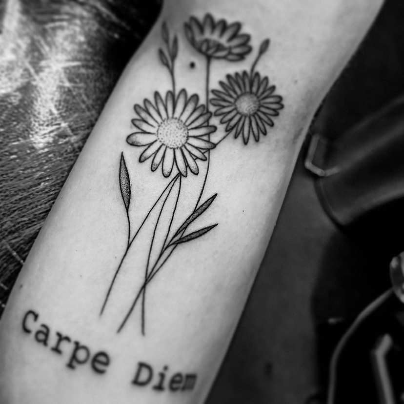 Seize the day...seems appropriate for a beautiful summer morning!🌞

Little piece by from the other week by crybabylinework 

💌 - Enquiries via the enquiry form on our website, LINK IN BIO! 
____________________________________

                             totaltattoo barber_dts easytattoo_uk eternalink dynamiccolor lockdownneedle stencilstuff