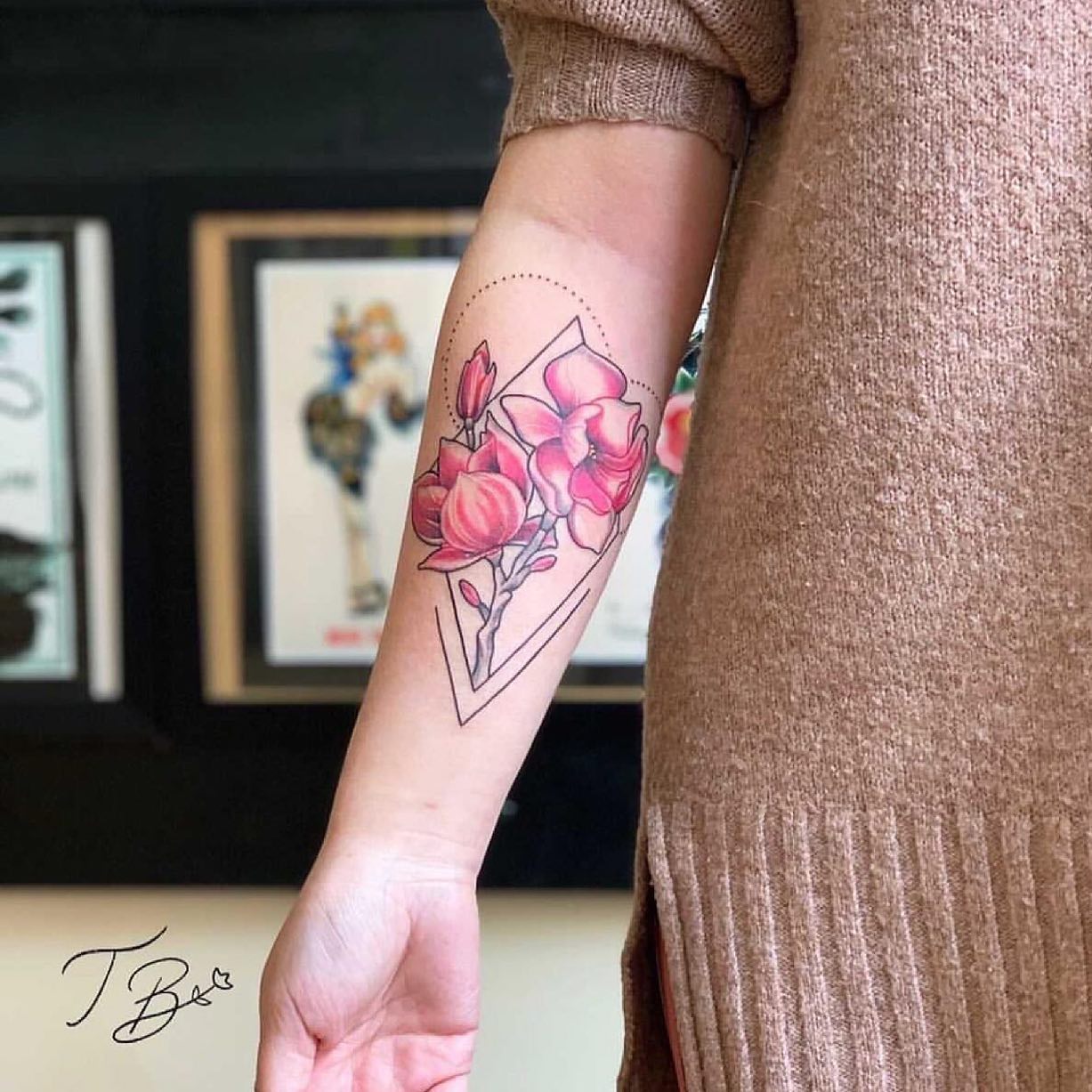 Gorgeous floral tattoo by the lovely thaisblanc 🌸💖

If you would like to get tattooed, then please fill out the tattoo enquiry form on our website 💫

                         totaltattoo barber_dts easytattoo_uk eternalink dynamiccolor lockdownneedle stencilstuff       