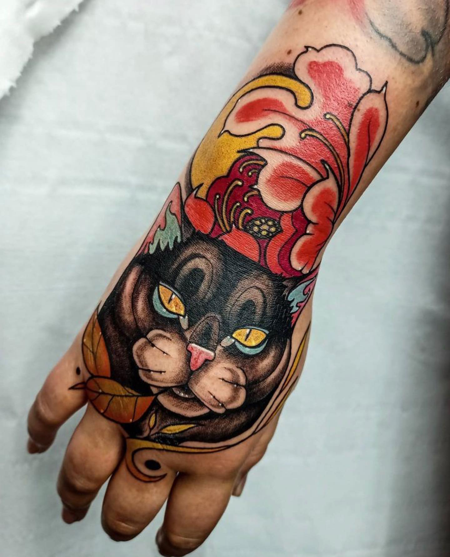 kalipsotattoo was in her element yesterday and absolutely smashed this portrait of Alana’s cat on her hand🐱She would love to do more things like this so if you’re a keen bean, fill in an enquiry form with reception or contact her directly 😘
•
Link to enquiry form: https://studioxiii.tattoo/tattoo-enquiry/
•
             