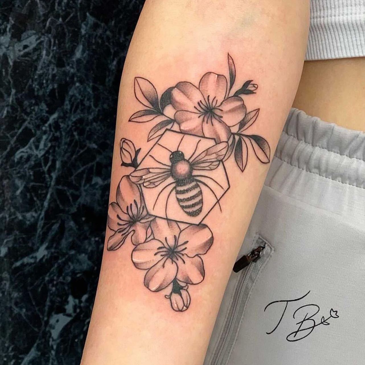 Sweet little bumble bee by the thaisblanc 🌸🐝

If you would like to get tattooed, then please fill out the tattoo enquiry form on our website 💫

                         totaltattoo barber_dts easytattoo_uk eternalink dynamiccolor lockdownneedle stencilstuff       