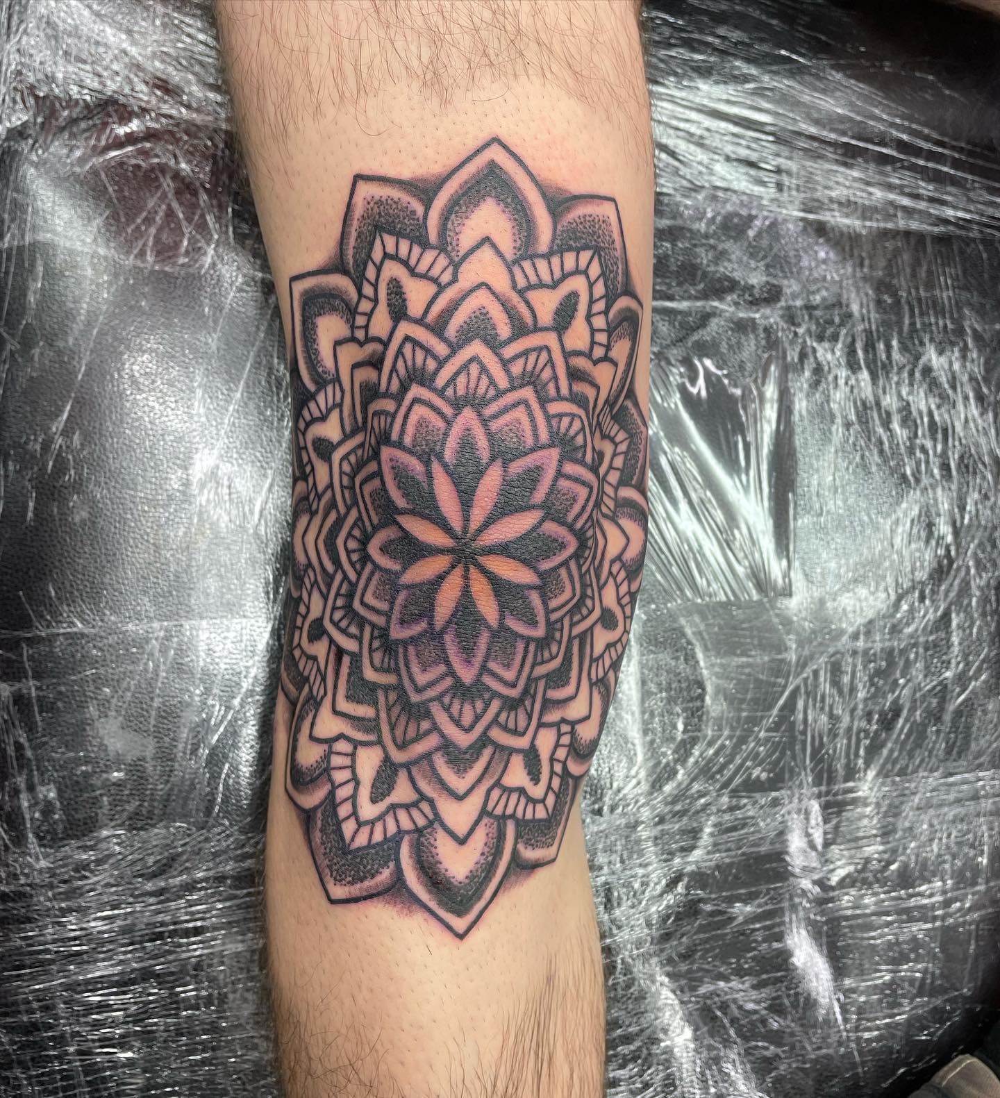 Big old knee mandala with small coverup on Jamie yesterday who absolutely bossed it- thank you man 💪🙏. Done studioxiiigallery 🙌
.
.
.
                       
