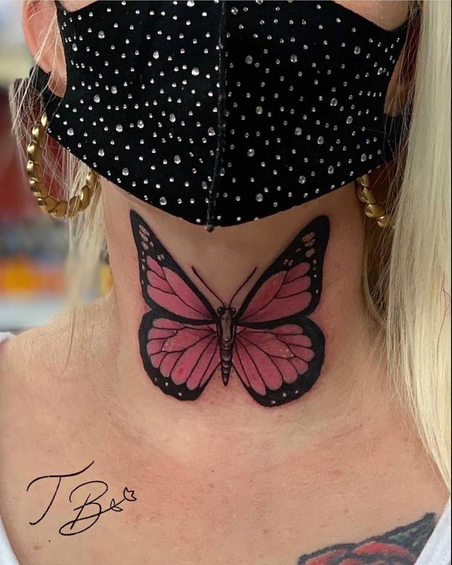 A delicate throat tattoo from the butterfly queen thaisblanc 🦋
•
She will be closing her books soon as she is booking up most of the year. If you’re hoping to get tattooed by her, please email her through the link in her Instagram bio or email the shop ✨
•
     