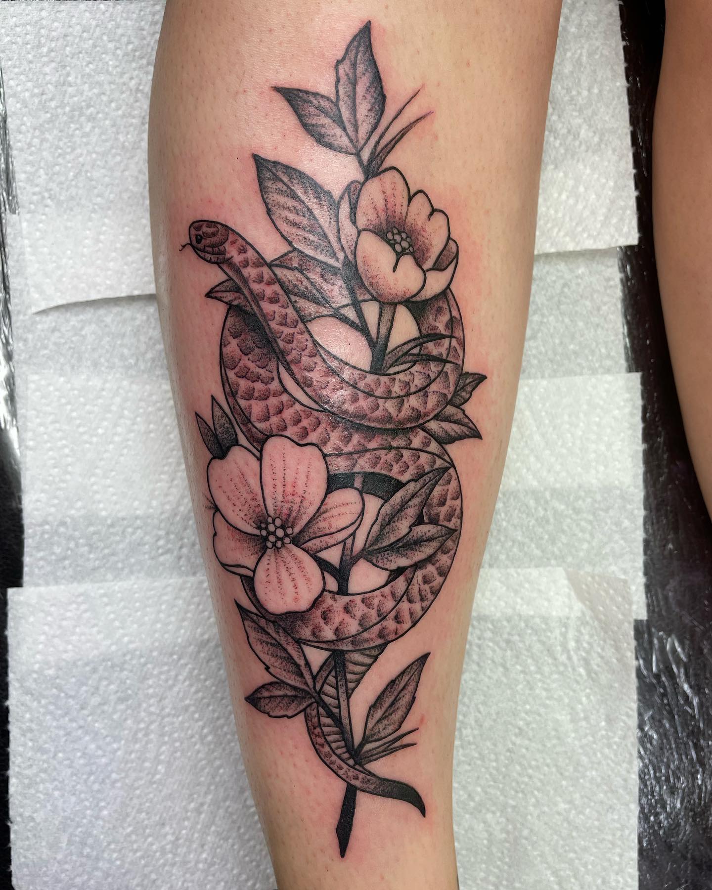 Snake and flowers for Emma from a while ago- thank you! Done studioxiiigallery🙌
                   