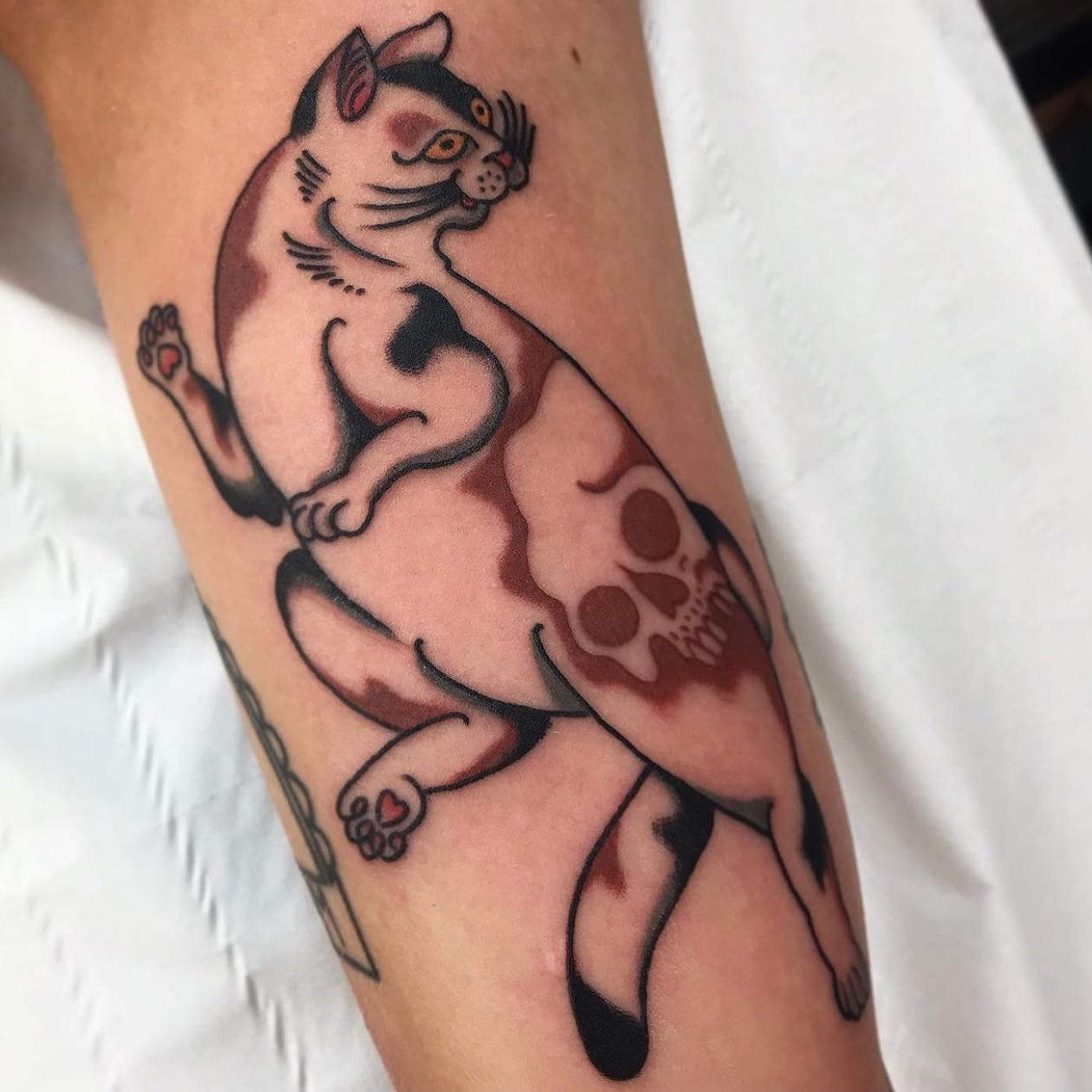 Well, now we all want cat tattoos 🐱 We love this piece by rvltattoo ✨ If  you would like to get tatt ⋆ Studio XIII Gallery