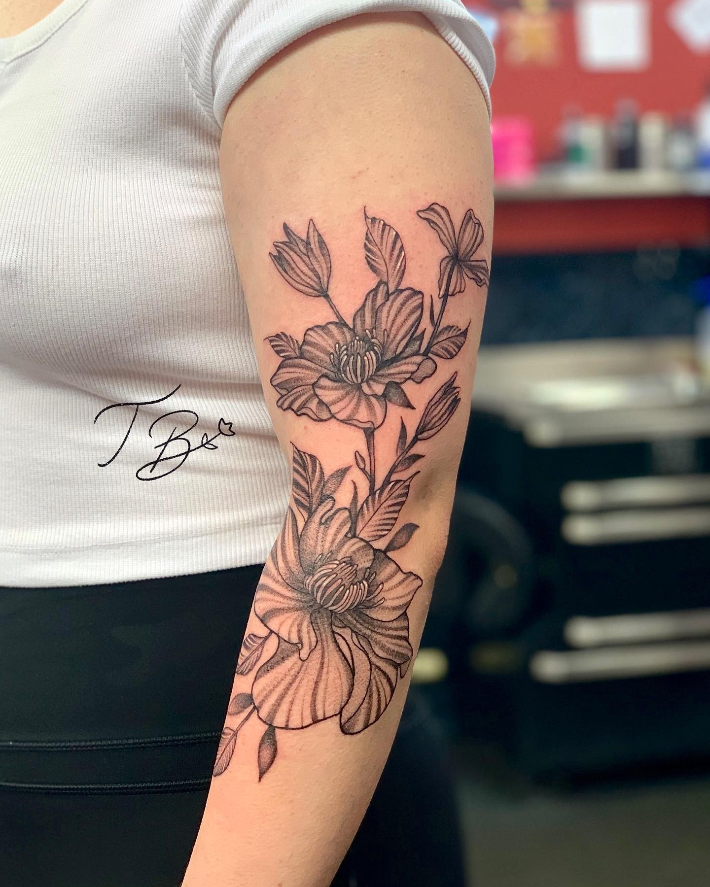 A wonderful new piece by Thais 🌸💓

📲 thaisblanc 

If you would like to get tattooed, then please fill out the tattoo enquiry form on our website 💫

                         totaltattoo barber_dts easytattoo_uk eternalink dynamiccolor lockdownneedle stencilstuff    