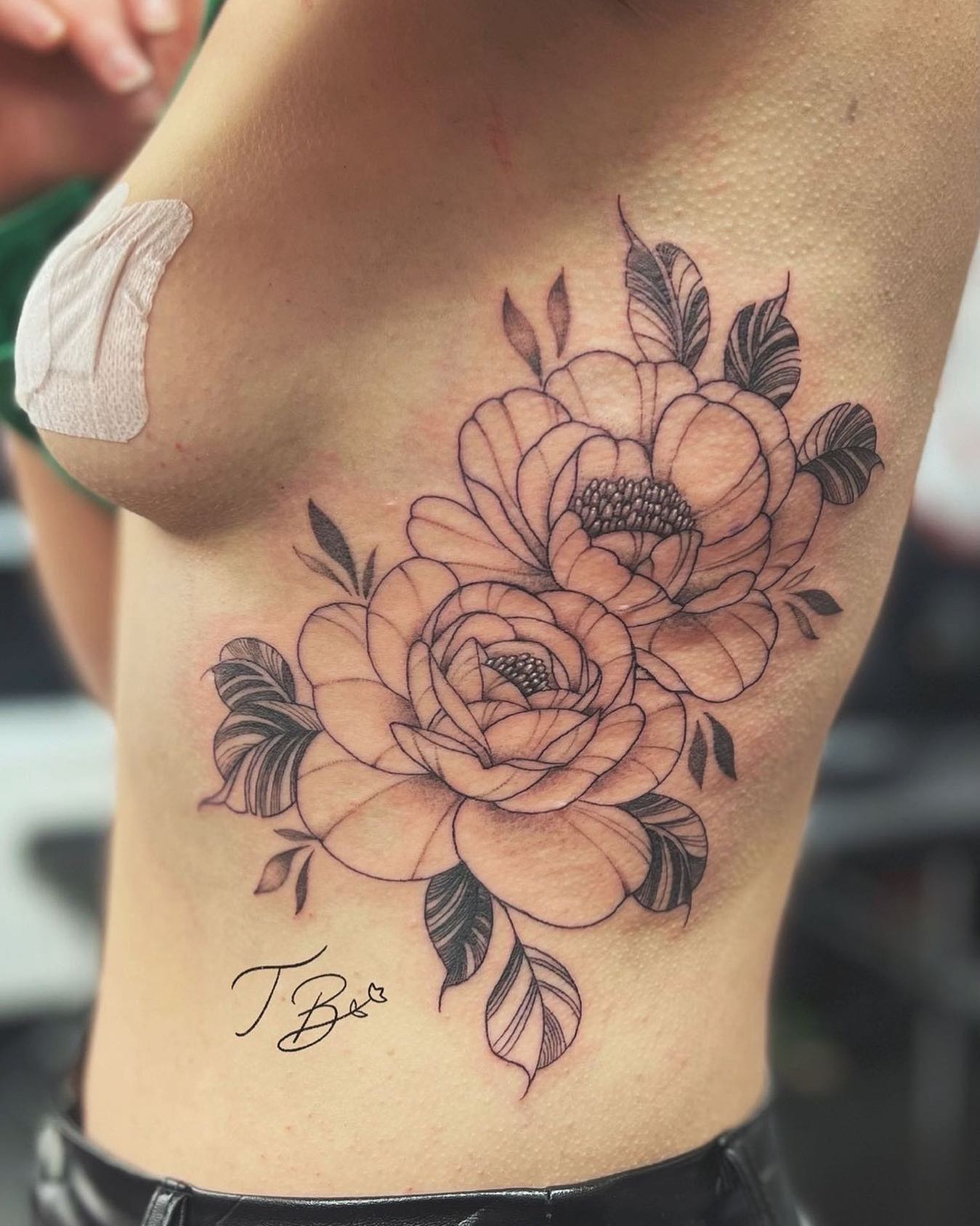Gorgeous florals by our lovely resident Thais 🌸

📲 thaisblanc 

If you would like to get tattooed by Thais, then please email her directly for a quote or fill out the tattoo enquiry form on our website 💗

                        barber_dts easytattoo_uk eternalink dynamiccolor lockdownneedle stencilstuff        