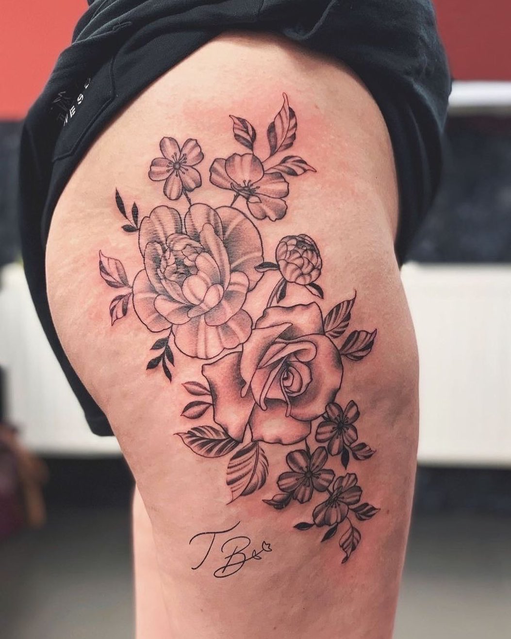 🌸🌸🌸

Done at studioxiiigallery 

I am away on holiday for the next three weeks! My assistant will still be responding to messages but if she is dealing with something that she needs any clarification from me on, you may need to wait until I return for a final price ✨

         totaltattoo   