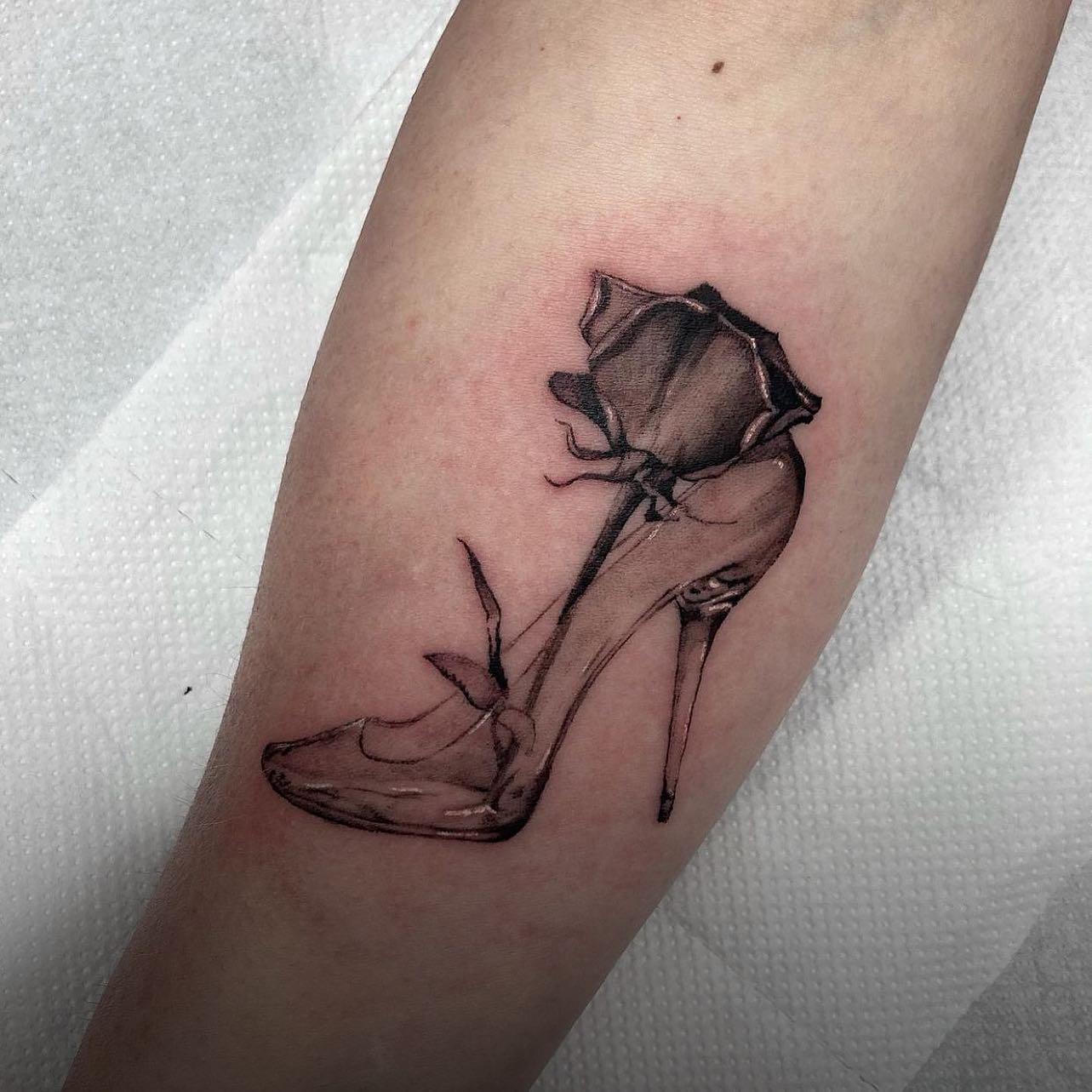 Beautiful glass and rose piece by our resident Karolis ✨

📲 sungazerink 

If you would like to get tattooed by Karolis, then please message him directly for a quote or fill out the tattoo enquiry form on our website 💫

                         totaltattoo barber_dts easytattoo_uk eternalink dynamiccolor lockdownneedle stencilstuff      