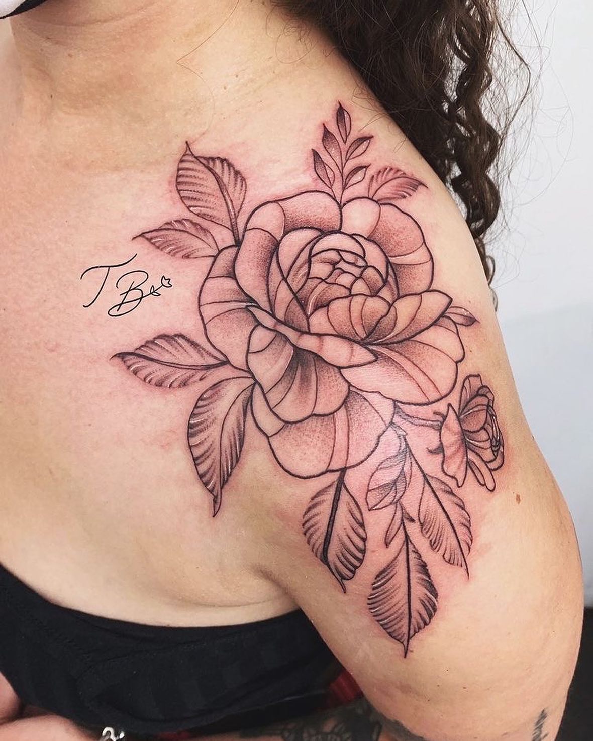 A rosey shoulder for a lovely lady 🌹

I have spaces from the middle of June so if you’d like to book, please contact reception at StudioXIII or my assistant directly. Just so you’re aware, Eilidh checks my emails weekly so keep an eye out for her responses ✨🌸

                