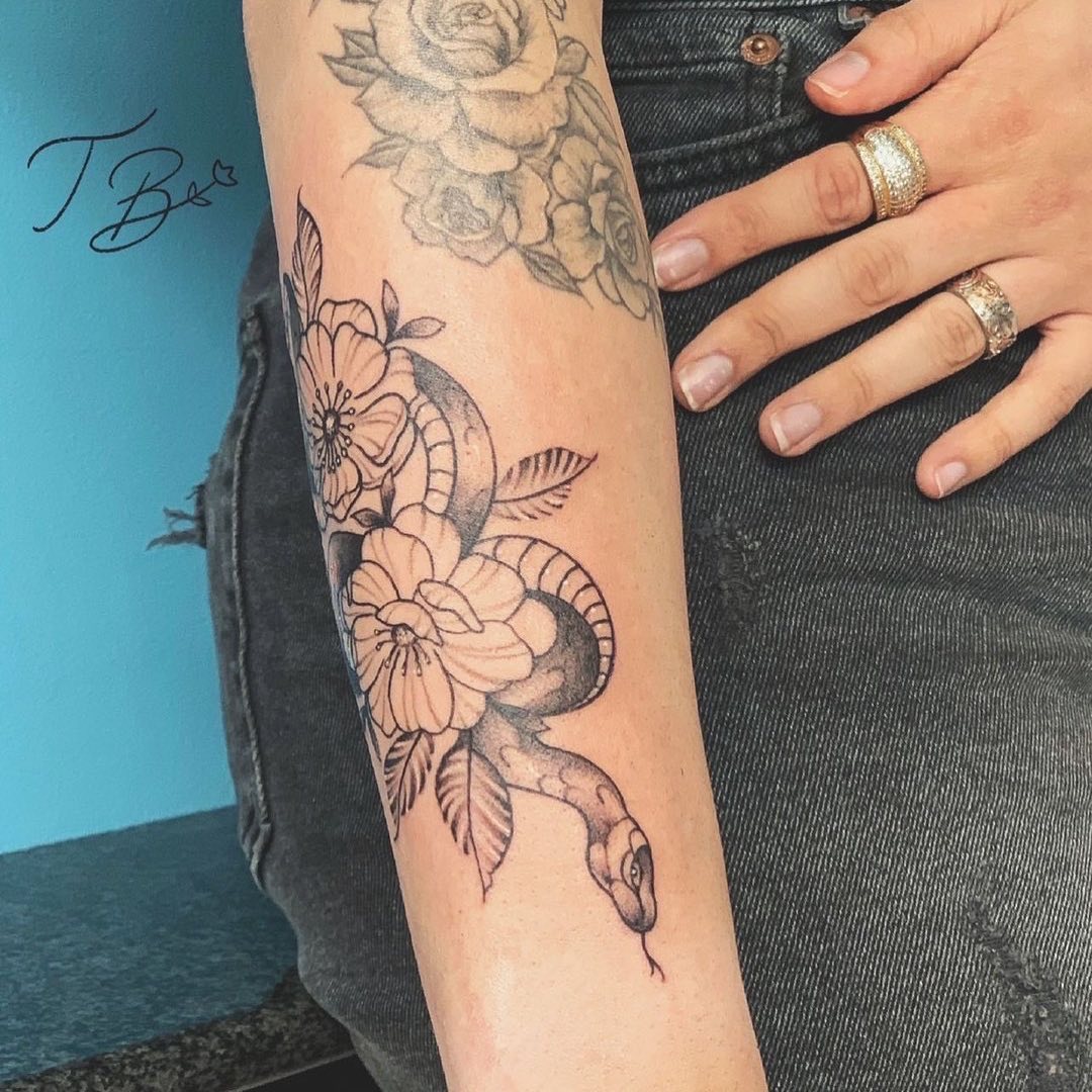 Delicate snake and florals are always welcome 🥰

Done at studioxiiigallery 

              