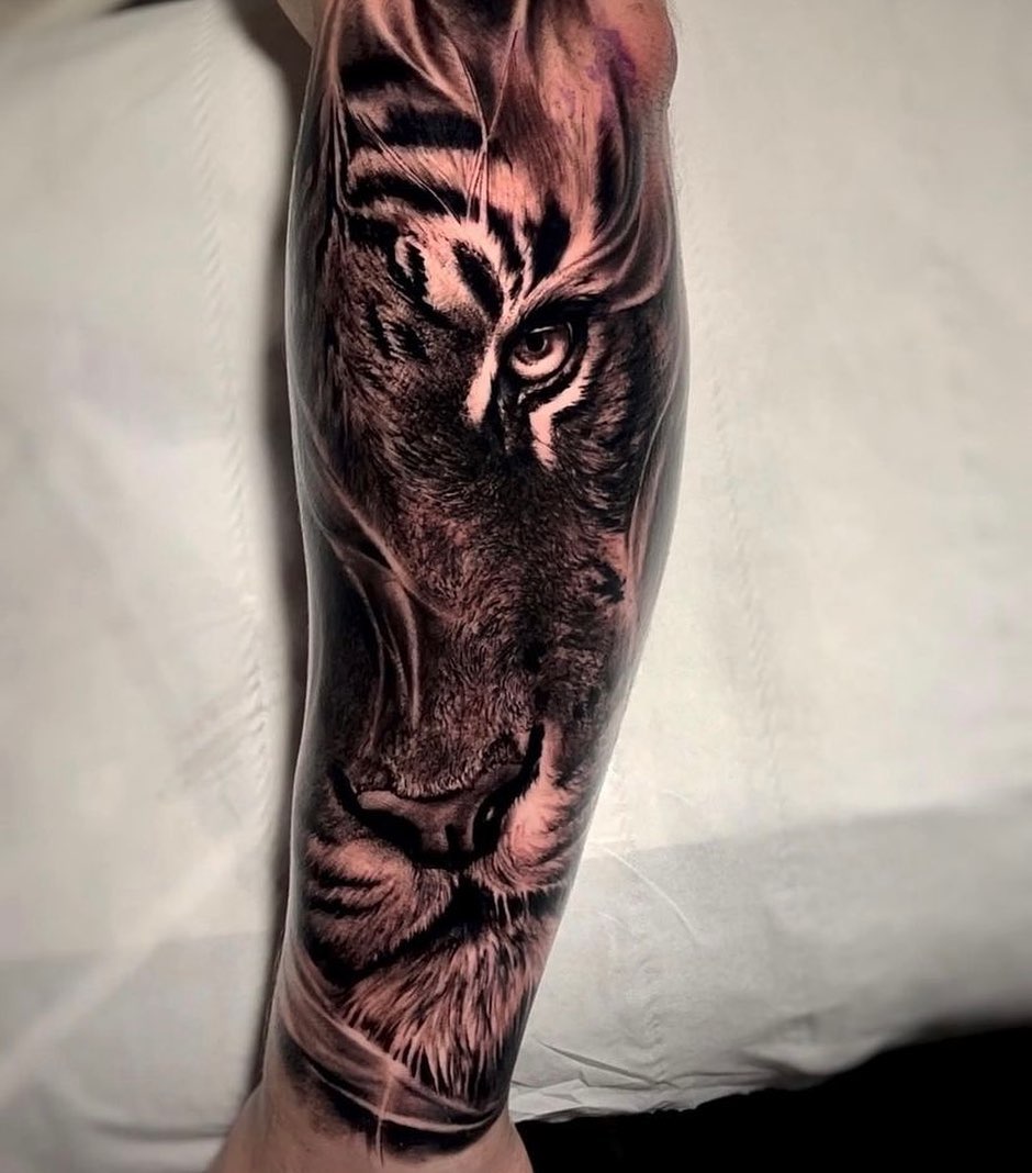 Another beaut tiger by youngcaviartattoo 

Omar’s books are currently shut but if you’re interested in getting tattooed by him, keep an eye on this space ✨ 

         