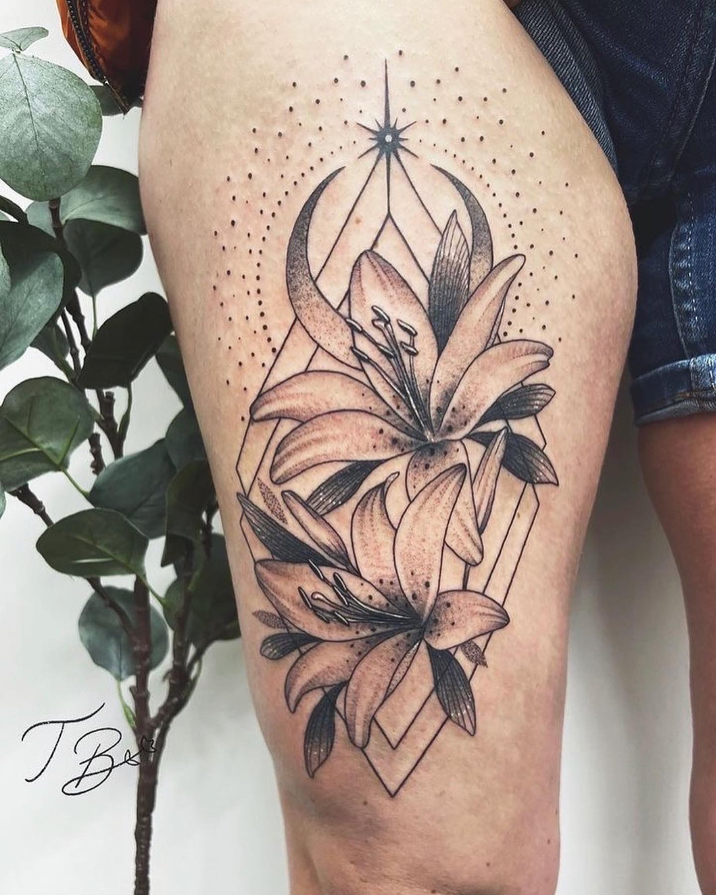 Ornamental lily piece from the lovely thaisblanc 🌺

She has availability this week due to a cancellation so if you’d like to get the slot, please enquire with the studio 🌜🌛

        