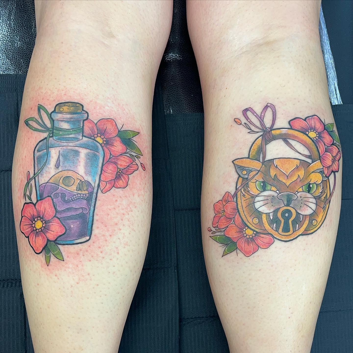 Two calves in one day for the super tough Suzi from a wee bit ago. Hope these have settled in nice and easy! 

                       ladytattooers female_tattoo_artists kittytattoos neotradttts neotraditionaleurope