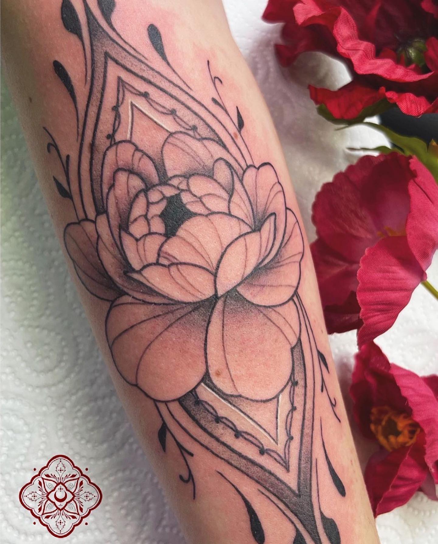 Our resident Thais doing what she does best!🌸🌿

📲 thaisblanc 

If you would like to get tattooed by Thais, then please email her directly for a quote or fill out the tattoo enquiry form on our website 💗

                        barber_dts easytattoo_uk eternalink dynamiccolor lockdownneedle stencilstuff        
