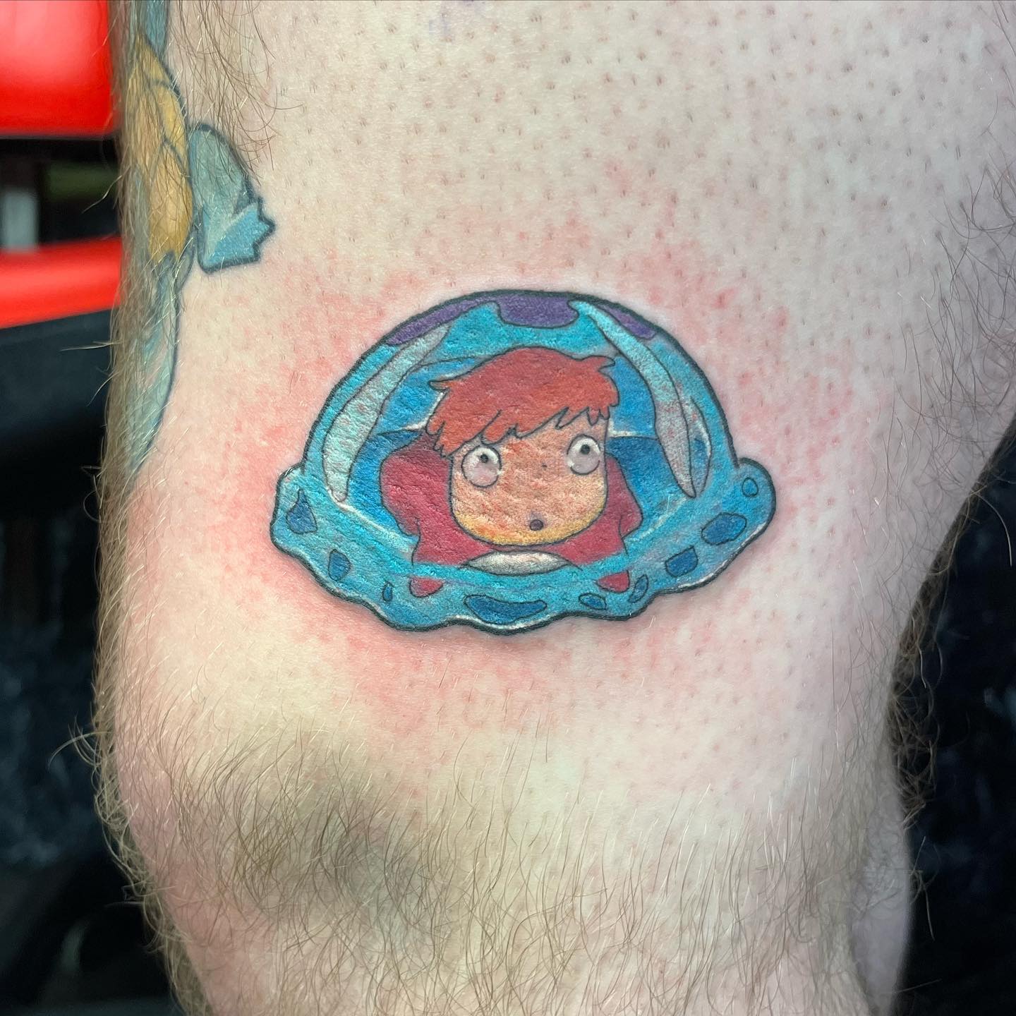 Little jelly Ponyo for Kurtis. In a bit of a spicy area so please excuse the redness. Hope it’s settled in nice and easy for you. 

                            ladytattooers female_tattoo_artists ghiblitattoos neotradttts neotraditionaleurope