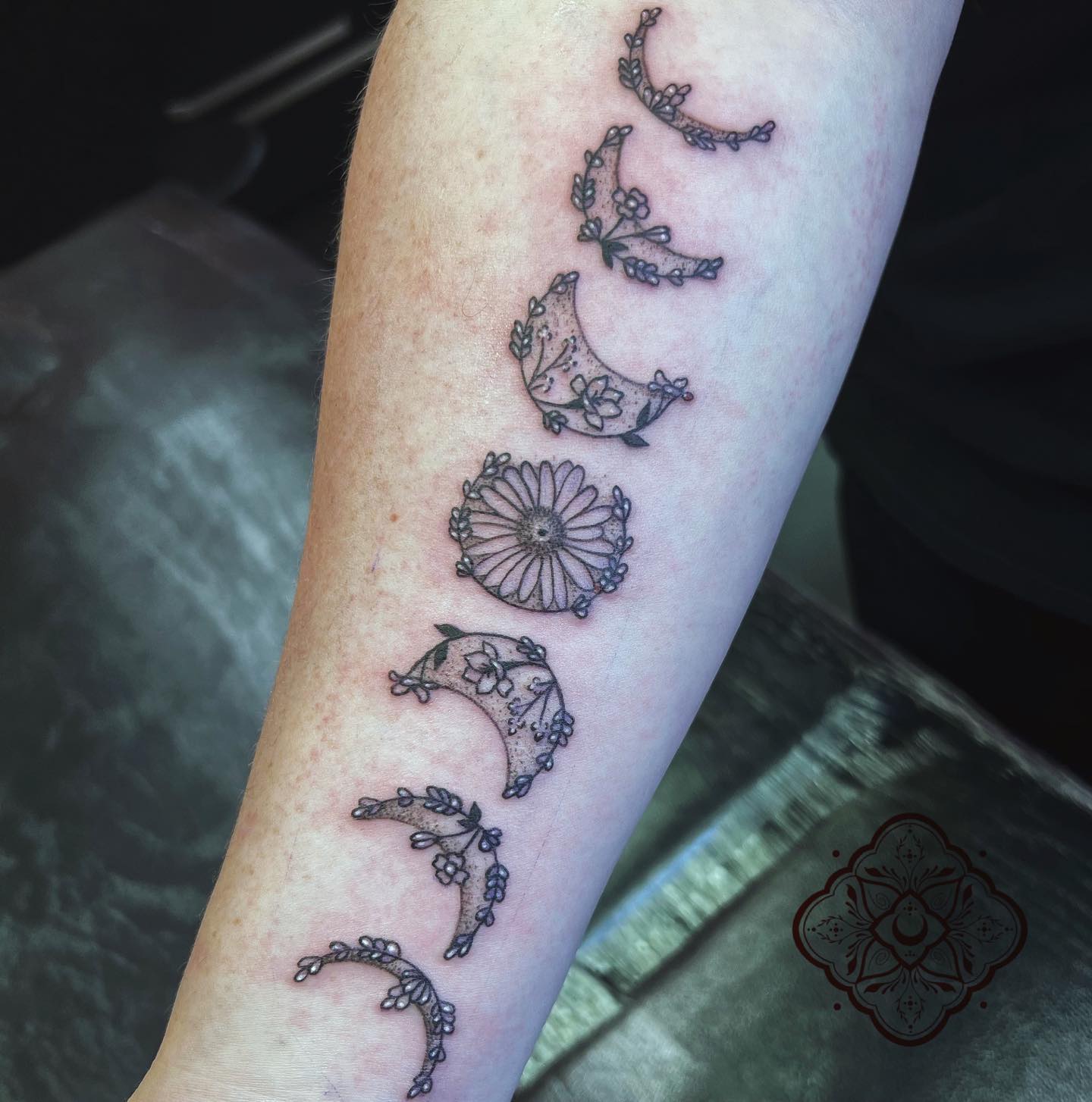 Floral Moon Phases 🌙 Thanks dear Rachel✨
Done at studioxiiigallery 
•
•
•
•
•
•
•
•
             