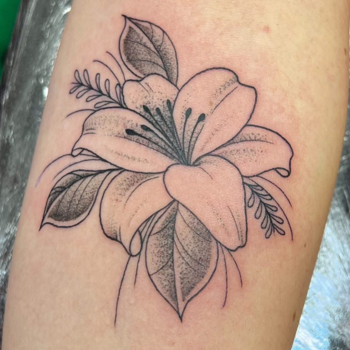 Lily by our resident Akos 🌸

📲 inkabout.akos 

If you would like to get tattooed by Akos, then please message him directly for a quote or fill out the tattoo enquiry form on our website 💫

                         totaltattoo barber_dts easytattoo_uk eternalink dynamiccolor lockdownneedle stencilstuff