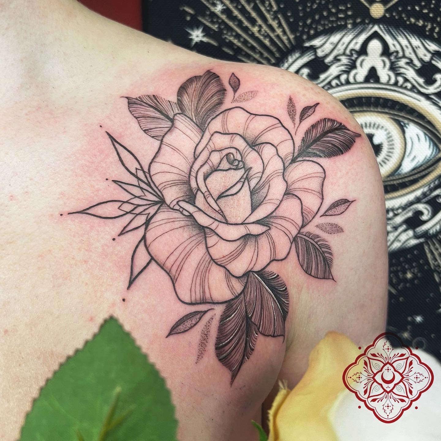 Rose Ornament 🌹 
One more for the beautiful toasht 😍

Done at studioxiiigallery 
•
•
•
•
•
•
•
•
  
             
  