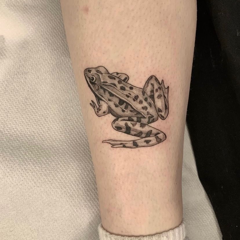 Cute lil froggy by sungazerink ✨

Karolis has space next week! If you’d like to book in, send him a dm or fill out the form on our website 😊 

           