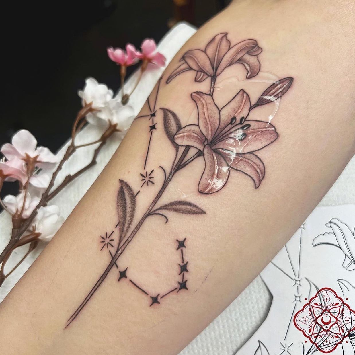 Lilies & Scorpio constellation by our lovely resident Thais 🌸🦂

📲 thaisblanc 

If you would like to get tattooed by Thais, then please email her directly for a quote or fill out the tattoo enquiry form on our website 💗

                        barber_dts easytattoo_uk eternalink dynamiccolor lockdownneedle stencilstuff        