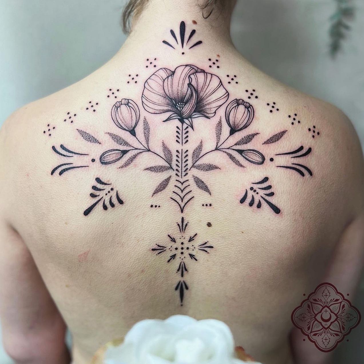 Gorgeous floral back piece by our lovely resident Thais 🌸🤍

📲 thaisblanc 

If you would like to get tattooed by Thais, then please email her directly for a quote or fill out the tattoo enquiry form on our website 💗

                        barber_dts easytattoo_uk eternalink dynamiccolor lockdownneedle stencilstuff        