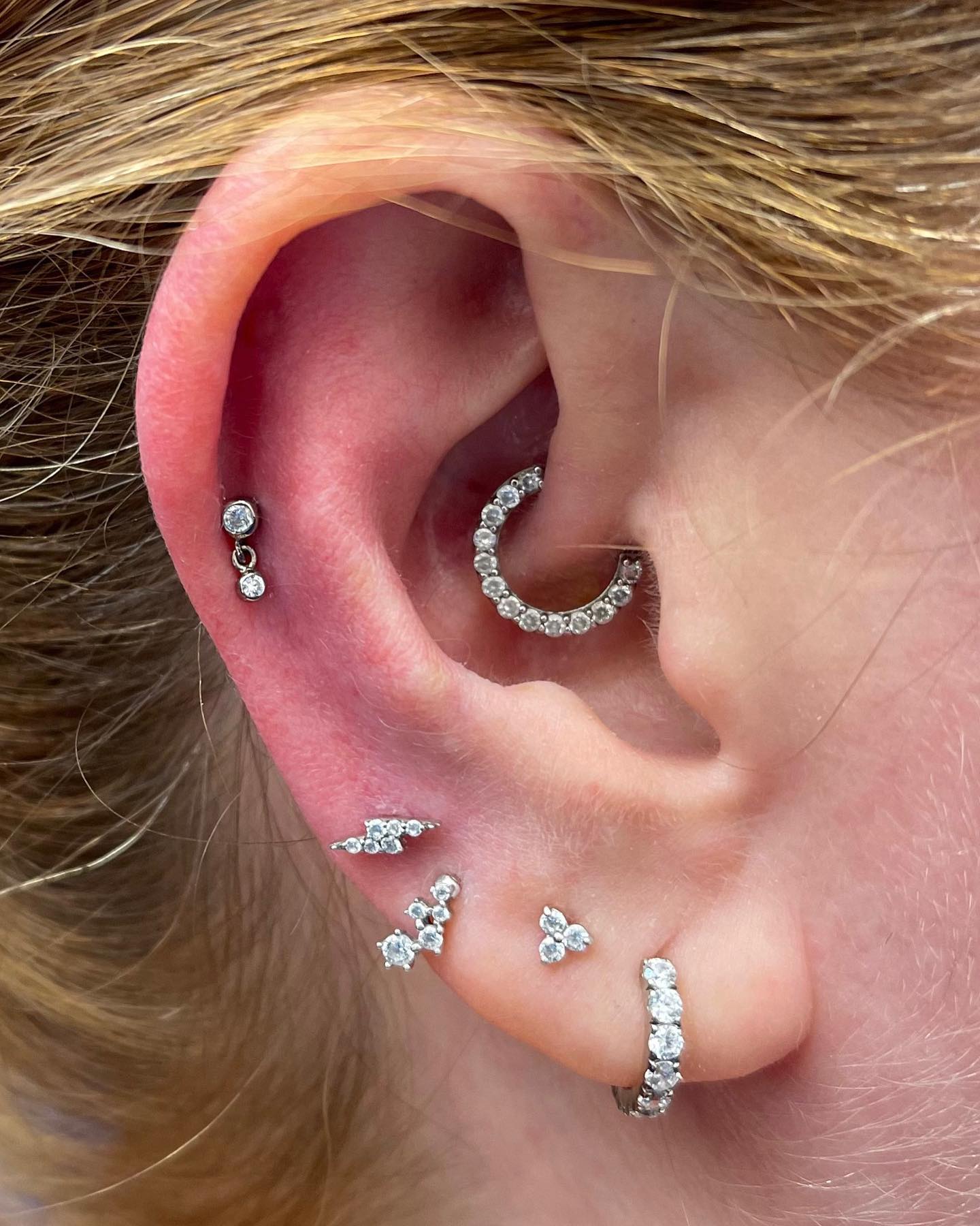 Fresh helix using this gorgeous little hanging crystal gem from Laura Bond for Sharon 🩷 Thank you so much for letting me add to your stunning collection! 

If you would like something similar, please send me a direct message 🫶🏻

Pierced at Studio XIII 🌿 