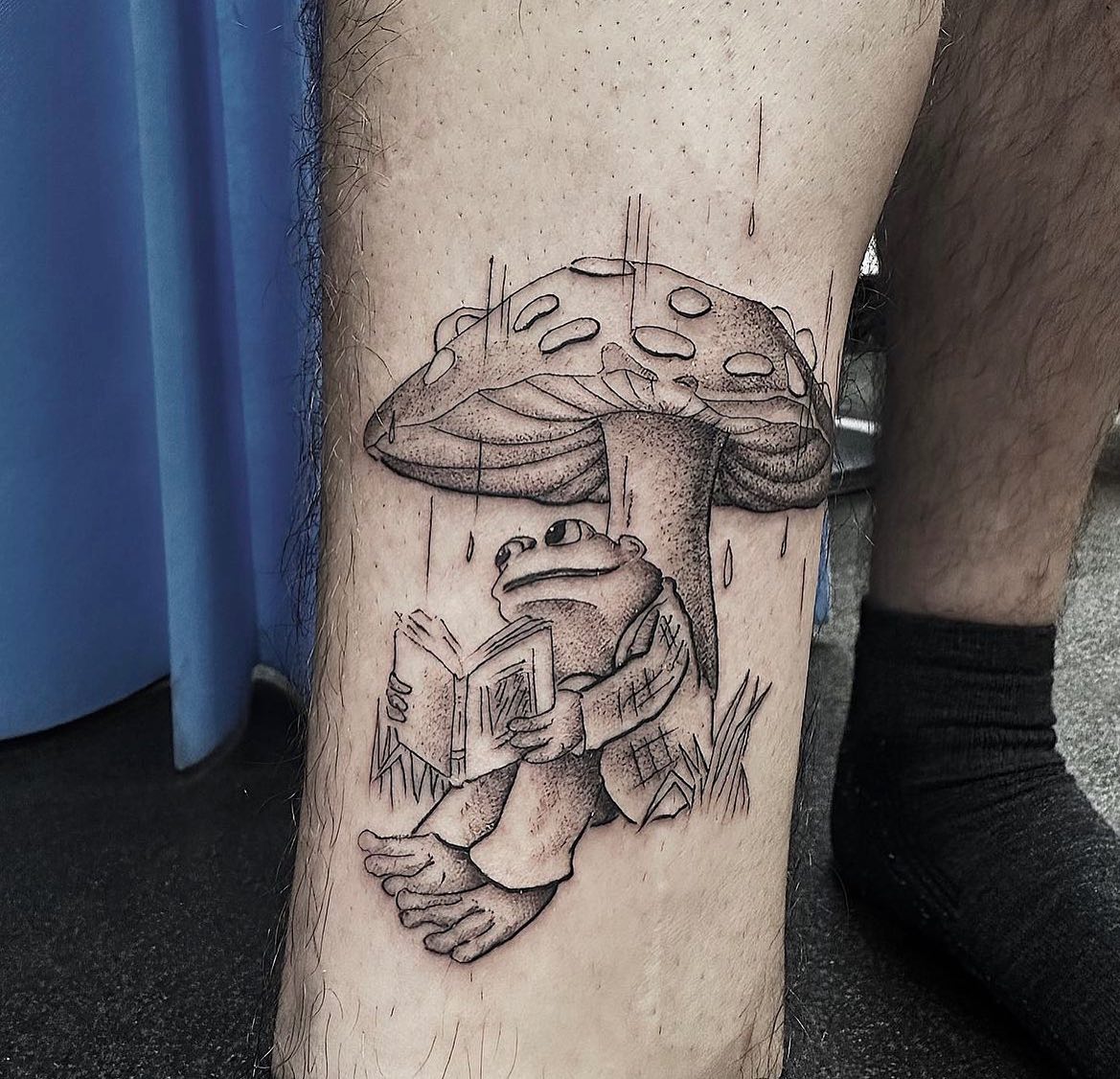 the cutest little frog reading under a mushroom done by our very talented apprentice artist Eilidh 🍄 🐸 📖 

📲 eilidhentattoos 

If you would like to get tattooed by Eilidh, please message her directly or fill out the tattoo enquiry form on the website 💫

                         totaltattoo barber_dts easytattoo_uk eternalink dynamiccolor lockdownneedle stencilstuff     