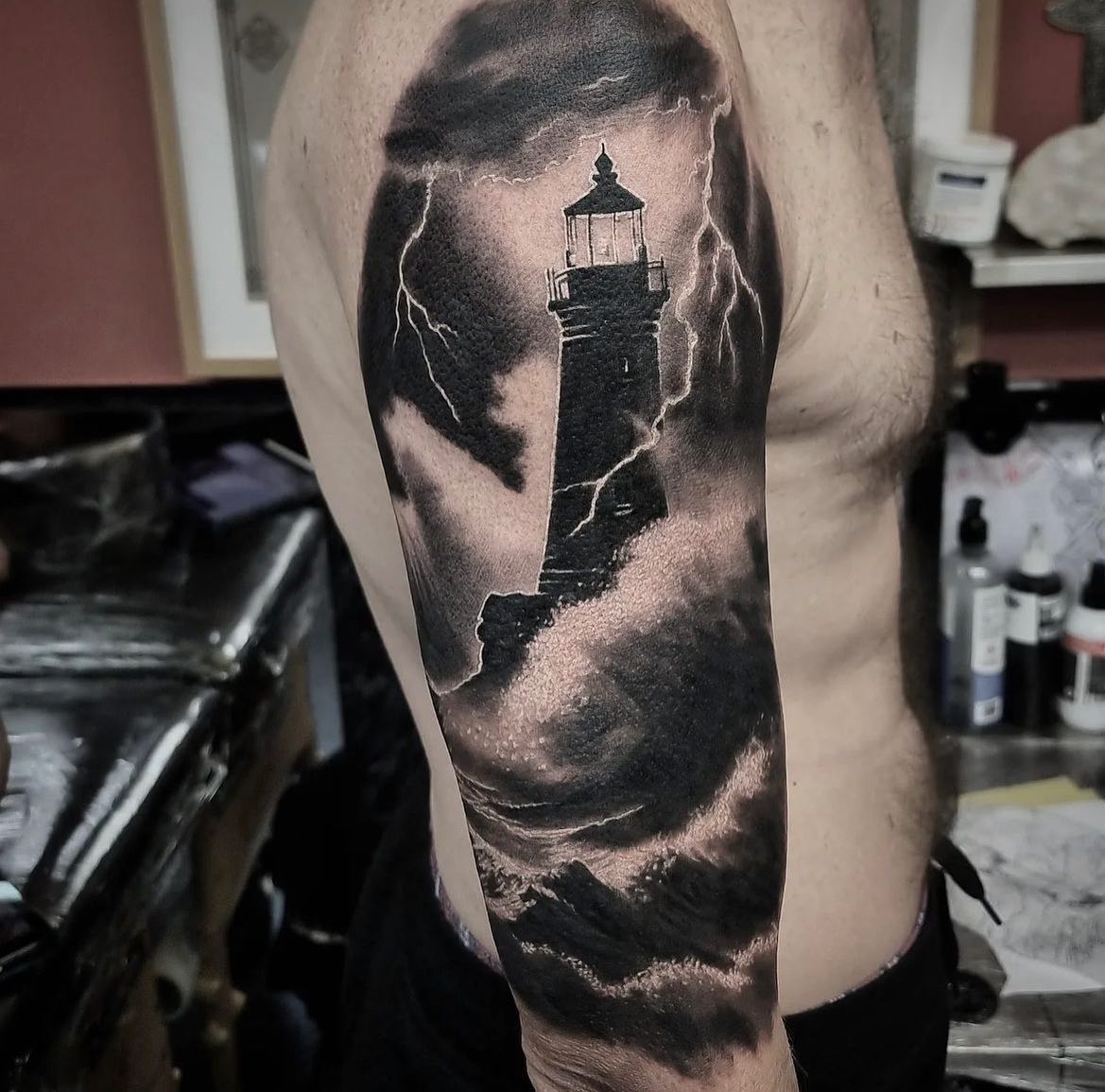 Super cool stormy lighthouse by our resident artist Tomek 🌩️

📲 tomekktattoo 

If you would like to get tattooed by Tomek, then please message him directly. Otherwise you can fill in the tattoo enquiry form on our website ✨

                        barber_dts easytattoo_uk eternalink dynamiccolor lockdownneedle stencilstuff      