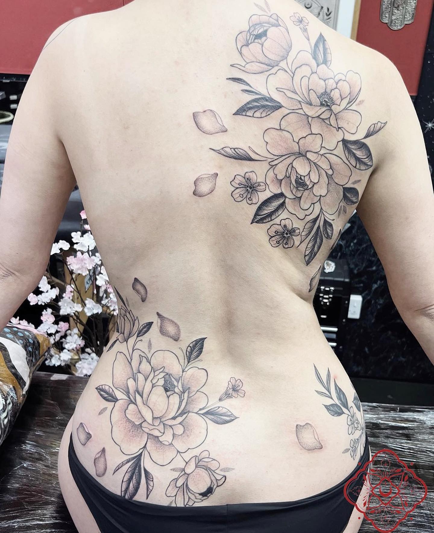 Another absolutely gorgeous back piece by our lovely thaisblanc 🌸

_______________________________________

                        barber_dts easytattoo_uk eternalink dynamiccolor lockdownneedle stencilstuff      
