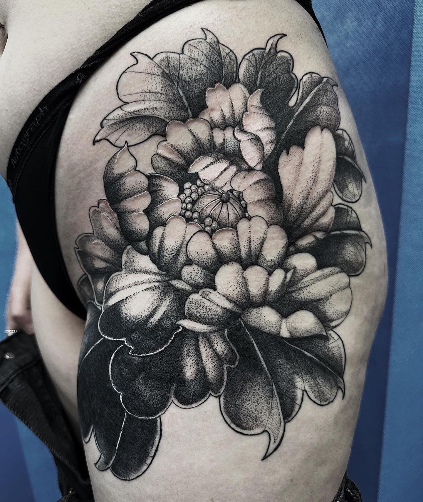 Gorgeous floral cover up by our wee eilidhentattoos 🌸

_________________________________

                         totaltattoo barber_dts easytattoo_uk eternalink dynamiccolor lockdownneedle stencilstuff     