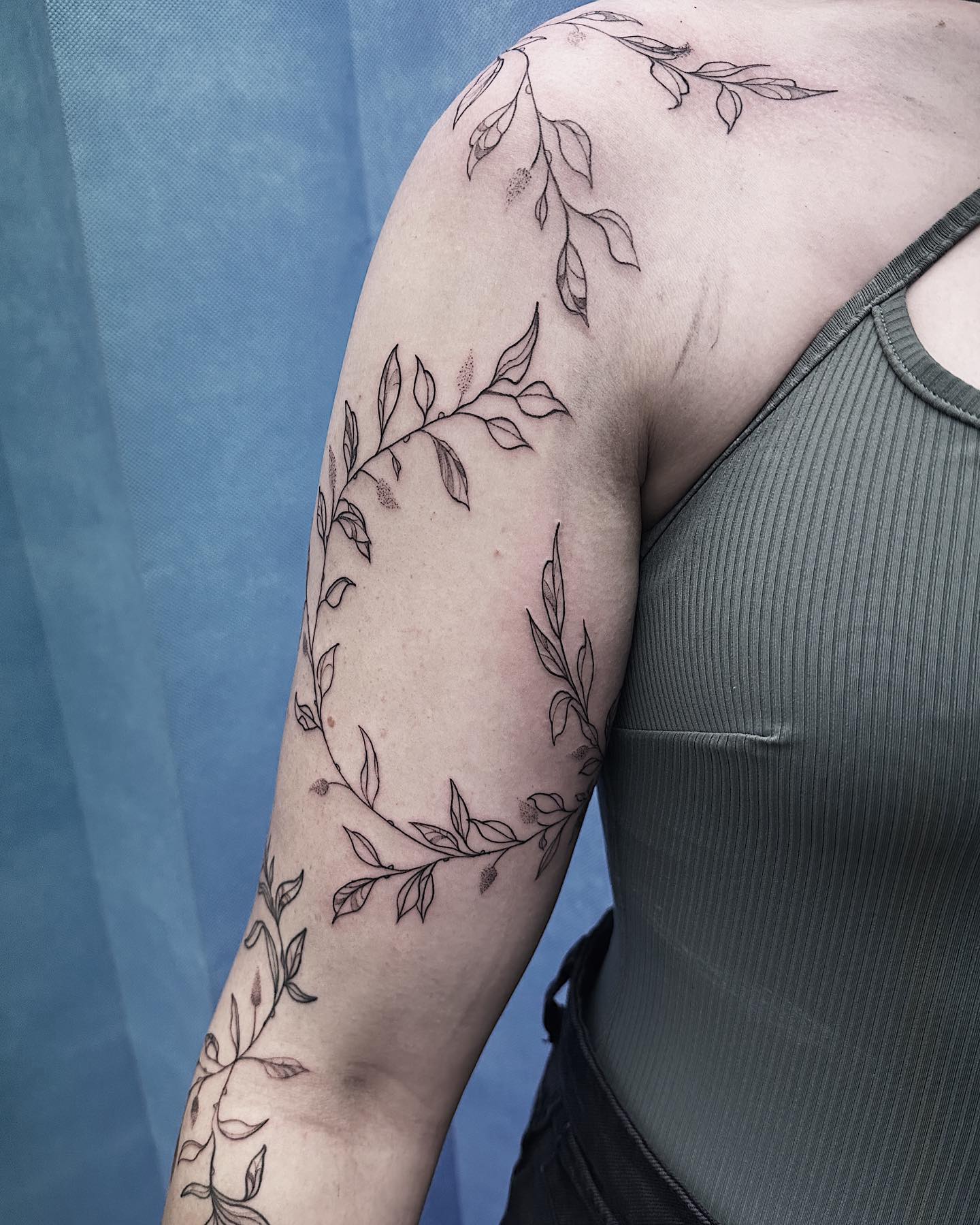 Freehanded this cute leaf design to extend Nicolas’s existing piece from another artist 🍃

Absolutely love freehanding designs to suit the body ✨

Swipe for the doodle ➡️

    