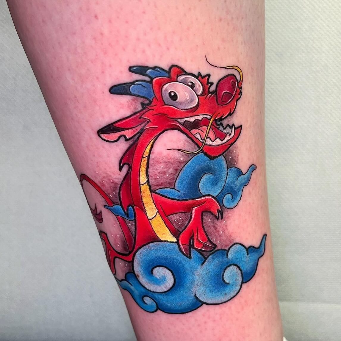 Mushu from Mulan done by our courtenaydicksontattoo 🐉 🔥 

If you love Courtenay’s style and would like tattooed by her please fill out an enquiry form on our website or message courtenaydicksontattoo directly 📲📲📲

                       totaltattoo barber_dts easytattoo_uk eternalink dynamiccolor lockdownneedle stencilstuff  